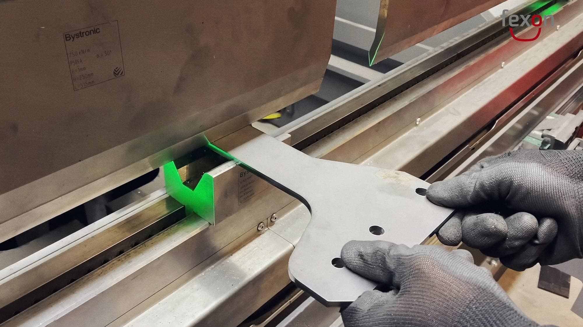 Kanten eines Aluminium-Zuschnitts an der Abkantpresse