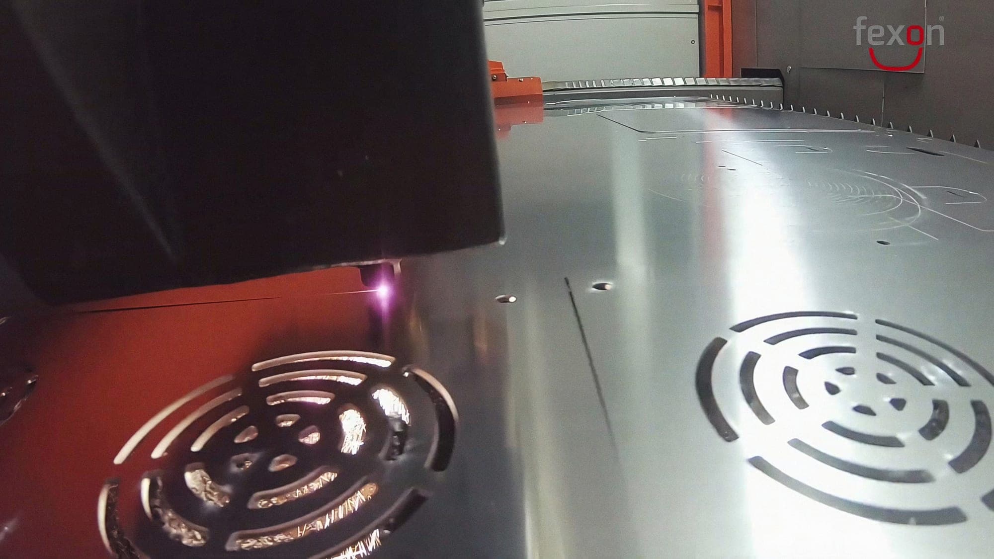 Laserschneidanlage schneidet Aluminiumblech im Werk Greiz